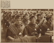 874378 Afbeelding van een groep meisjes uit Staphorst, die deelnemen aan de jaarvergadering van het Verbond van ...